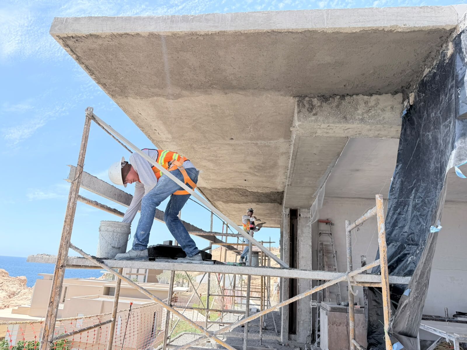 Estructura y andamiaje en acantilado — Los Cabos